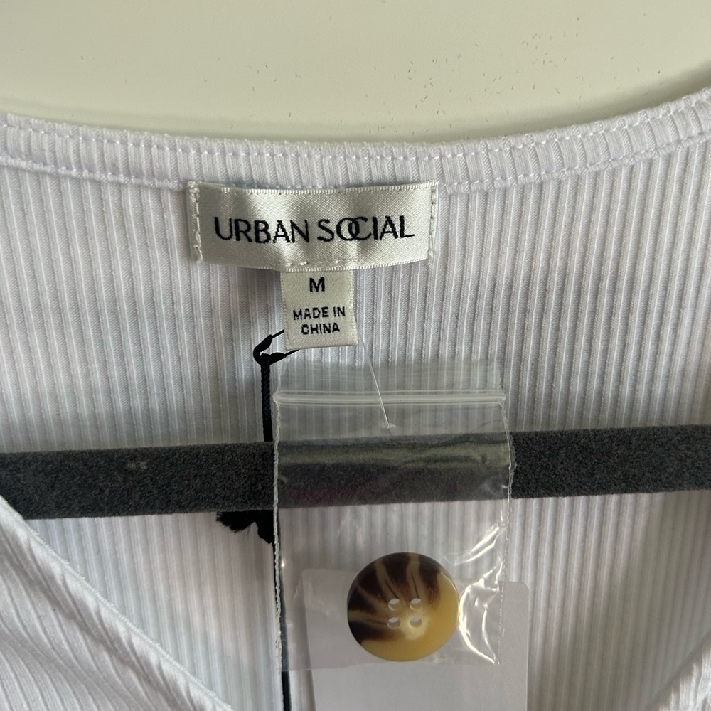 NWT Urban Social White Sleeveless Button-Down Top - Picture 3 of 6